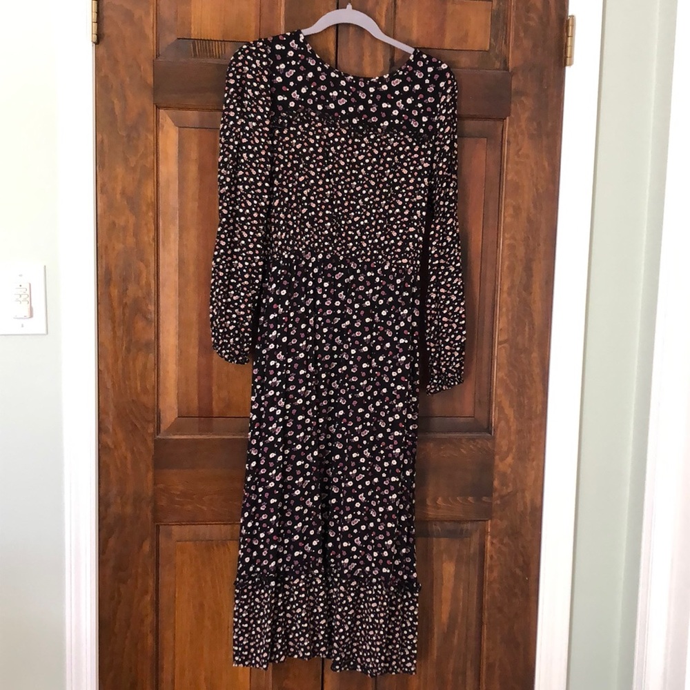Adorable floral dress. Perfect for fall, pairs well with boots.
